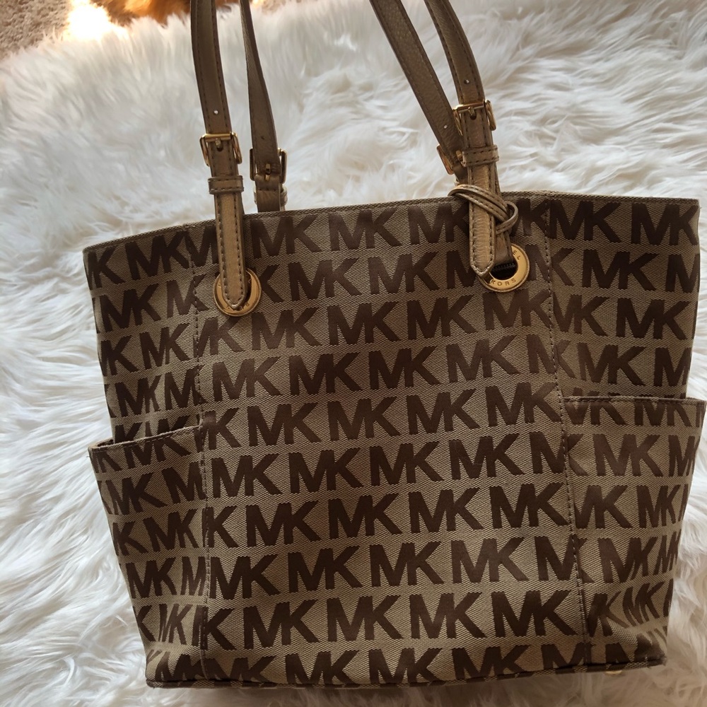• MICHAEL KORS •